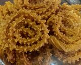तांदळाच्या पिठाची कुरकुरीत चकली (Rice Flour Chakli Recipe In Marathi) रेसिपी स्टेप 5 फोटो 