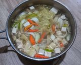 Foto langkah ke 3 dari resep Sayur Bening Tahu Timun Ayam.