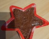 A picture of step 8 of Basic chocolat cake: normal and pimped.