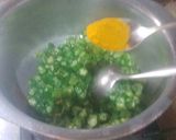 A picture of step 3 of Tomato bhindi.