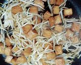 A picture of step 2 of Stir-Fried Tofu with Bean Sprouts.