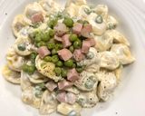 Foto del passaggio 4 della ricetta Tortellini pisellini prosciutto e panna