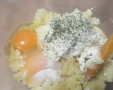 Foto del paso 1 de la receta: Pan en sartén con requesón y patatas