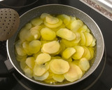Foto del paso 1 de la receta: Patatas (blandas) con huevos y chorizo