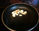 Foto del paso 1 de la receta: Huevos fritos con ajo y ensalada