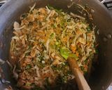 A picture of step 4 of Chicken Chow mein.