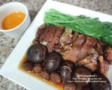 รูปขั้นตอนการทำที่ 4 ของ ขาหมูตุ๋นเห็ดหอมลำใยแห้ง