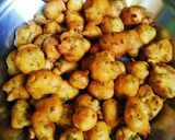 A picture of step 3 of Besan pakodi.