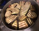 Une image de l'étape 6 de Aubergines grillées façon gâteau aux tomates, farce au chapon, pesto et emmental.
