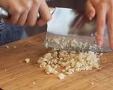 Foto langkah ke 2 dari resep Nasi Ayam Favorit Singapura: Tidak Digoreng, Cukup Pakai RICE COOKER!.