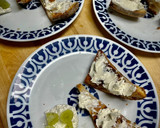 Foto del paso 1 de la receta: Tosta salada de tomate confitado con queso y membrillo casero