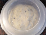 Pan casero relleno con cebolla, queso y semillas