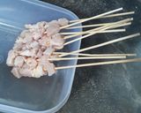 Foto langkah ke 1 dari resep Sate ayam dan kulit.