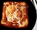 Foto del paso 2 de la receta: Pan a la plancha relleno de huevo y salchichas!