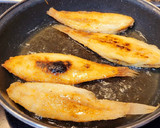 Foto del paso 4 de la receta: Lenguado frito con guarnición