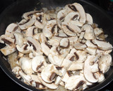 Foto del paso 2 de la receta: Salchichas, champiñones, puré y espinacas
