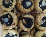 Foto langkah ke 5 dari resep Choco Almond Thumbprint.