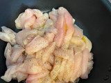 Pollo salteado con tallarines de arroz apto APLV y AAM