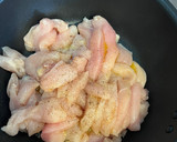 Foto del paso 3 de la receta: Pollo salteado con tallarines de arroz apto APLV y AAM