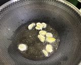 Gambar langkah 2 resipi Petola & Cendawan Shimeji Tumis Berkuah Telur.