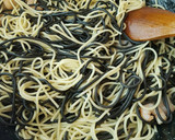 Foto del paso 6 de la receta: Espaguetis negros y blancos con gambas