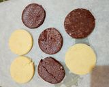 Foto del passaggio 24 della ricetta Cheesecake con Pasta Sfoglia Dolce Friabile e Salsa di Ciliegie a Specchio