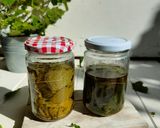 Foto del passaggio 2 della ricetta Olio ed aceto alla Melissa