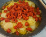 Foto del paso 2 de la receta: Huevos rotos con chorizo