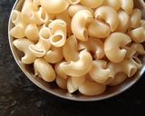 A picture of step 1 of Creamy white pasta.