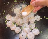 A picture of step 3 of Scrambled Eggs with Shrimp (虾仁滑蛋).