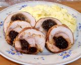 Baconbe göngyölt aszaltszilvás csirkemellrolád recept fázis 6 fotója