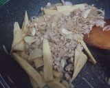 รูปขั้นตอนการทำที่ 2 ของ ผัดเส้นบุกสาหร่าย,หน่อไม้,ไข่,หมูสับ