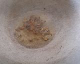 A picture of step 1 of Khajoor & tamatar ki Chutney.