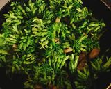 Hình bước làm 5 của món Hoa thiên lí xào lòng mề