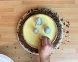 Foto del passaggio 20 della ricetta Crostata di Natale con Panna Cotta, Crema di Mele e Cioccolato