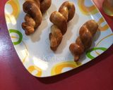 A picture of step 4 of Twisted doughnuts.