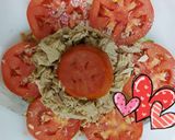 Foto del paso 1 de la receta: Ensaladita florida de tomate y atún con colchón de lechuga