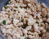 Hình bước làm 2 của món Mì chùm ngây trộn thịt chả