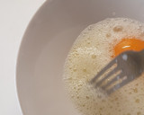 Foto del paso 1 de la receta: Huevo frito esponjoso
