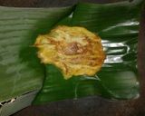 Foto langkah ke 3 dari resep Telur Dadar Daun Pisang.
