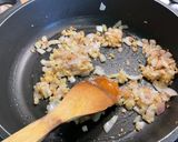 Une image de l'étape 8 de Nouilles aux crevettes et champignons au gingembre et curry.