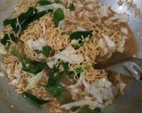 Foto langkah ke 3 dari resep Orak Arik Mie Kuah Daun Gingseng.