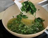 Foto langkah ke 4 dari resep Ayam Goreng Kailan Devina Hermawan.