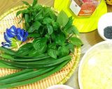 Hình bước làm 1 của món Xôi ngũ sắc làm từ hoa lá quanh vườn