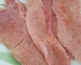 Hình bước làm 1 của món Schnitzel - Thịt heo chiên xù kiểu Áo