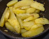 Foto langkah ke 3 dari resep Garlic Potatoes With Oregano.