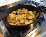 Une image de l'étape 5 de Duo de pommes de terre sautées à l ail et persil.