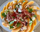 Une image de l'étape 3 de Jambon de Parme, melon, figues, copeaux de parmesan.