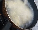 Foto langkah ke 3 dari resep Mie menggulung sosis goreng krispi.