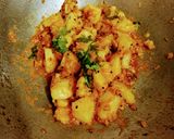 आलू की सूखी सब्जी (aloo ki sukh sabzi recipe in Hindi) रेसिपी चरण 4 फोटो